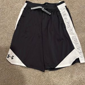 🌞🌞 Under Armour black shorts size large youth